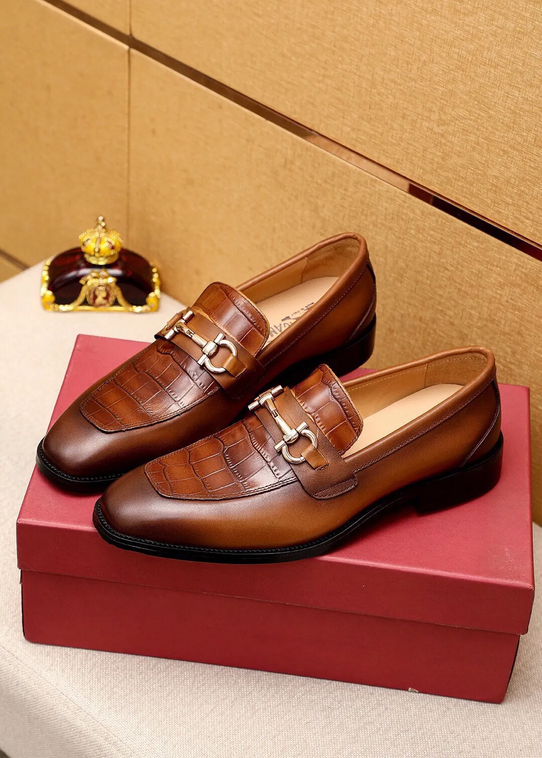 Men's shoes 💰460 💐 Product trademark: Ferragamo "Ferragamo" casual leather shoes Regular size: 38-44 (45.46.47🉑️Customized) Product materials: Selected imported first-layer calfskin embossed upper + luxury hardware buckle, imported water-dyed cow leather lining. Strong three-dimensional visual effect, original outsole color: 2 colors available